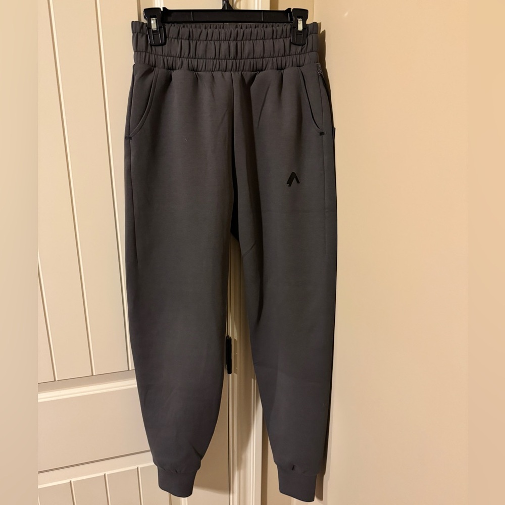 Alphalete Women’s ELMTS Relaxed Cuffed Jogger